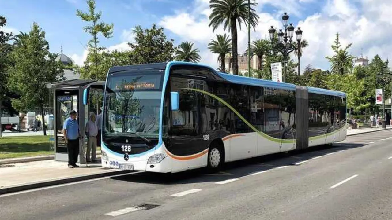 Varias personas esperan el autob&uacute;s. / EP
