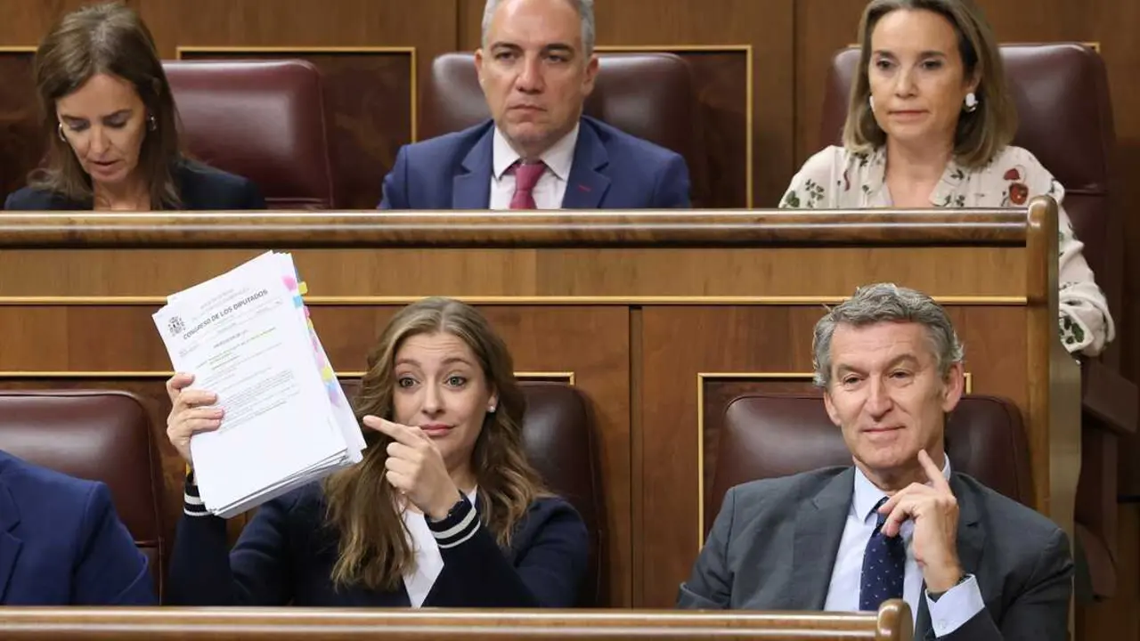 La portavoz del grupo popular en el congreso, Ester Mu&ntilde;oz, y el presidente del PP, Alberto N&uacute;&ntilde;ez Feij&oacute;o, durante una sesi&oacute;n de control al Gobierno, en el Congreso. / Marta Fern&aacute;ndez