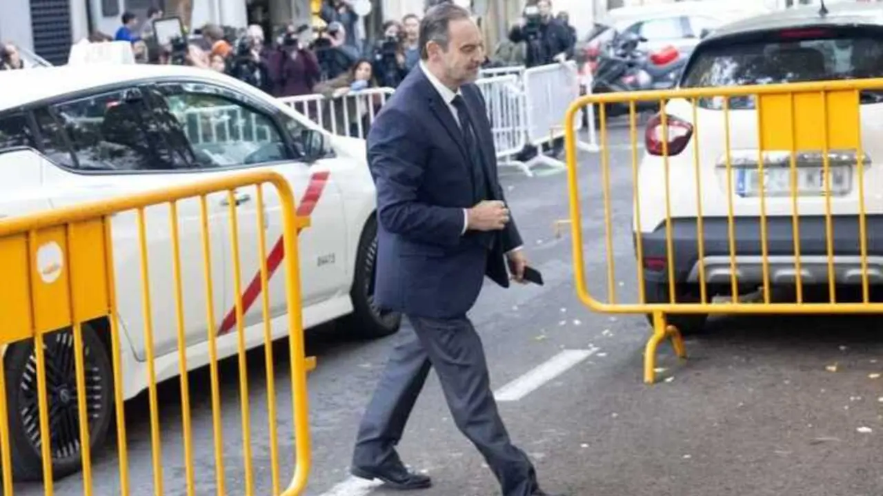 El exministro de transporte Jos&eacute; Luis &Aacute;balos llega al Tribunal Supremo para declarar como investigado. / Eduardo Parra