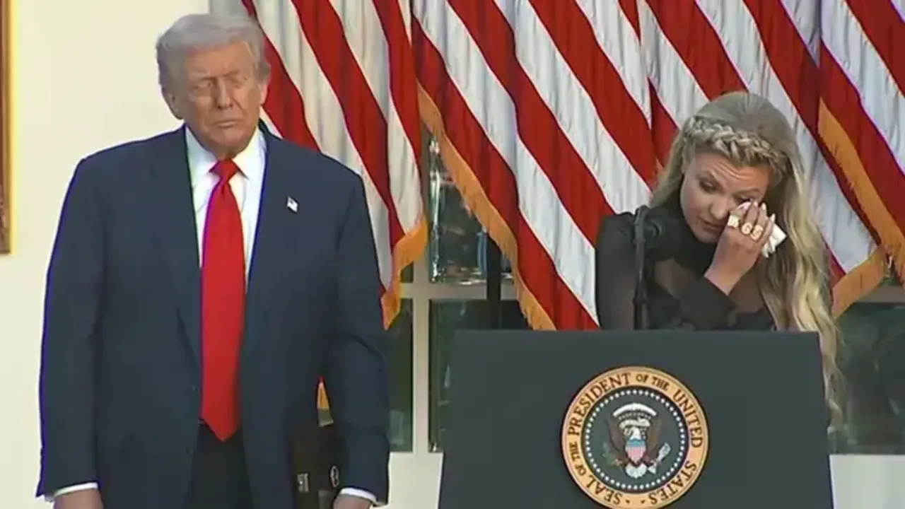 El presidente de los Estados Unidos, Donald Trump, otorga p&oacute;stumamente la Medalla Presidencial de la Libertad al fallecido activista conservador Charlie Kirk al tiempo que se la entrega a su esposa Erika Kirk (izq.) durante una ceremonia en el Jard&iacute;n de Rosas de la Casa Blanca el 14 de octubre de 2025 en Washington, D.C. / FOX NEWS
