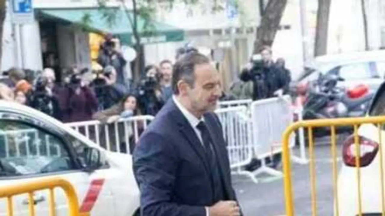 El exministro de transporte Jos&eacute; Luis &Aacute;balos llega al Tribunal Supremo para declarar como investigado. / Eduardo Parra