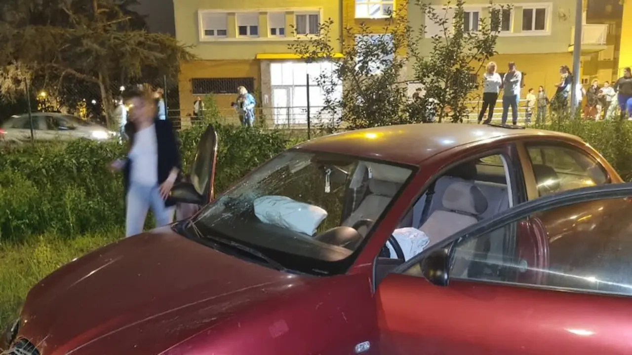 Restos del SEAT granate tras la fuga: seis &oacute;rdenes de busca, drogas y una noche de v&eacute;rtigo.