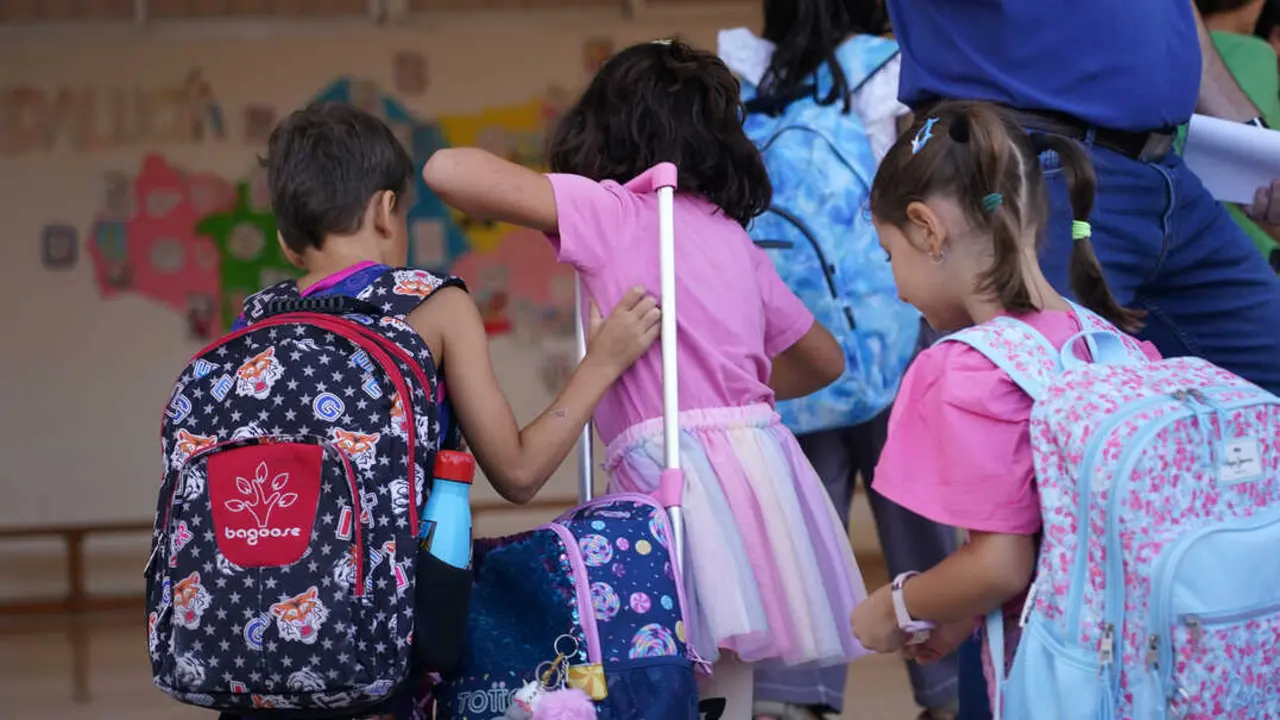 Varios ni&ntilde;os llegando al colegio. / Alerta