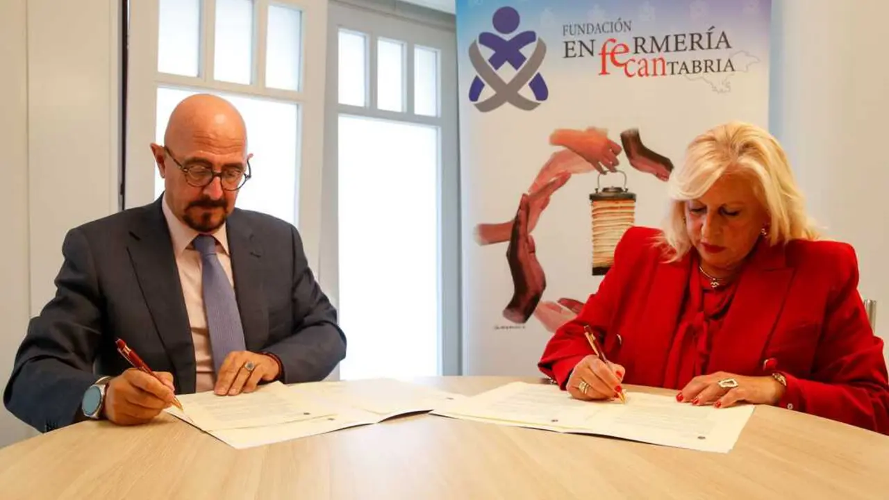 La firma del pacto entre la Consejer&iacute;a de Salud y el Colegio de Enfermeros de Cantabria. / Alerta