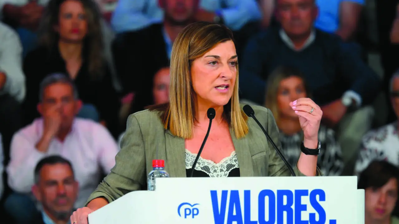 La presidente de Cantabria, Mar&iacute;a Jos&eacute; S&aacute;enz de Buruaga, interviene durante un acto del PP, en el Palacio de Festivales. / Nacho Cubero / EP
