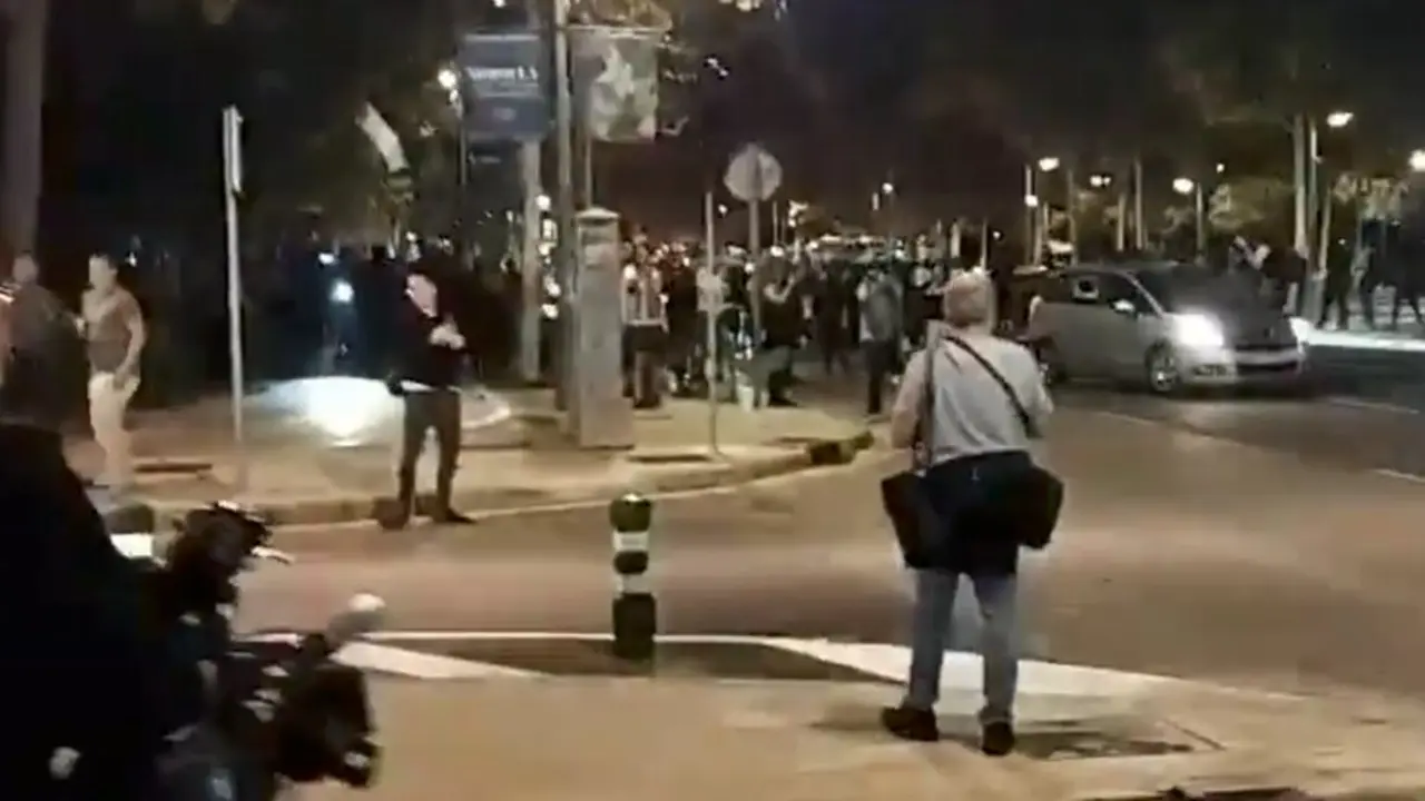 El ambiente en Valencia antes del partido de Euroliga no solo estuvo marcado por la emoci&oacute;n deportiva, sino por una manifestaci&oacute;n que se torn&oacute; violenta. / x