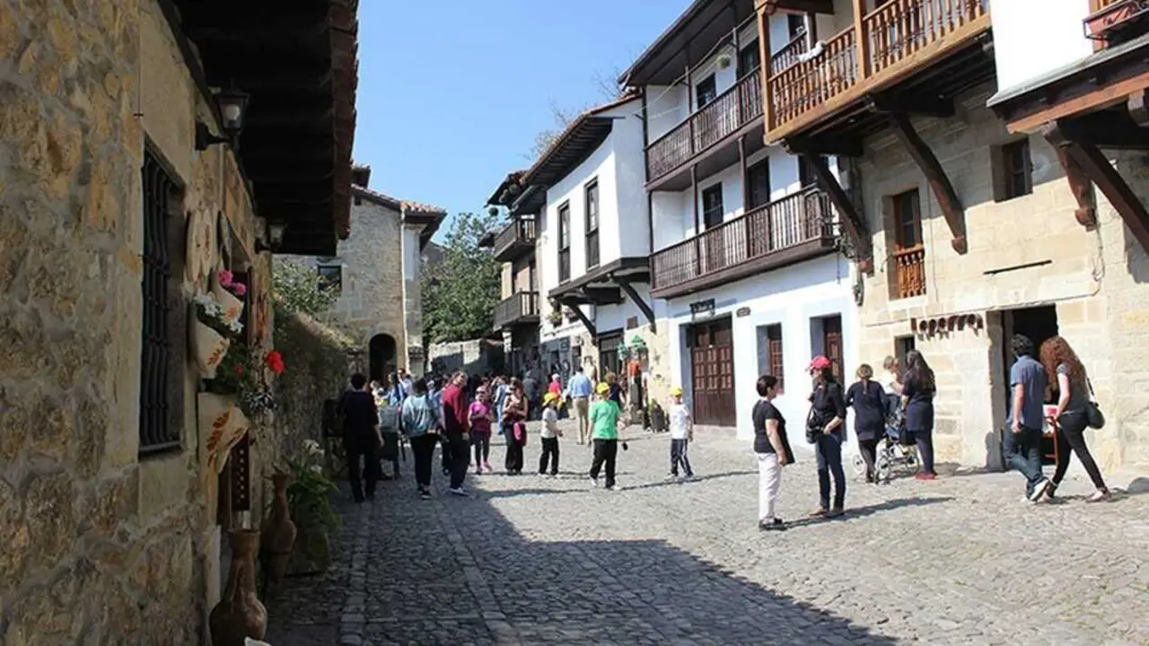 Varias personas caminan por Santillana del Mar. / EP