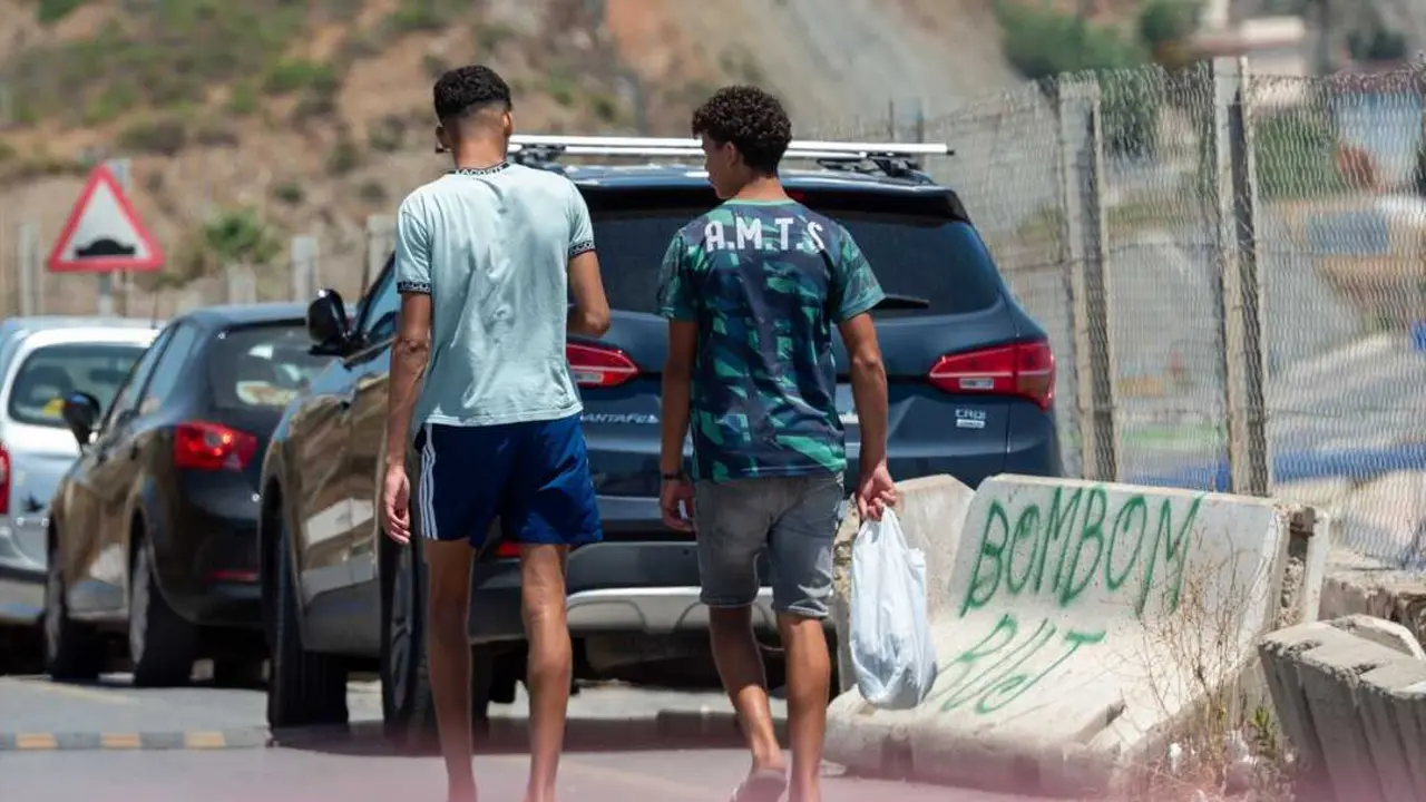 Dos migrantes pasean por la calle en Ceuta. / Antonio Sempere