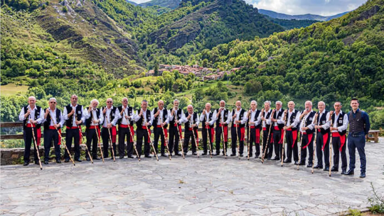 El coro Ronda Altamira en una foto de familia tras un recital. / x