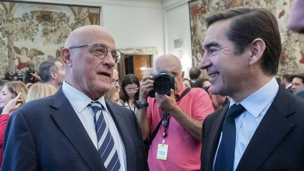 El presidente del BBVA, Carlos Torres Vila (d), y el presidente del Banco Sabadell, Josep Oliu (i). / Alberto Ortega