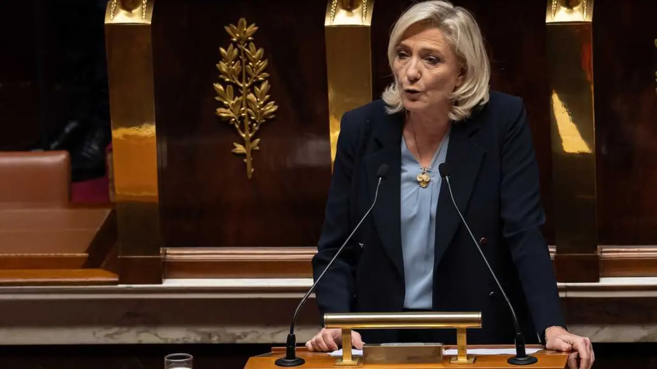 Marine Le Pen, l&iacute;der de Agrupaci&oacute;n Nacional, pronuncia un discurso durante el debate sobre la moci&oacute;n de censura contra el gobierno en la Asamblea Nacional en Par&iacute;s. / Aurelien Morissard