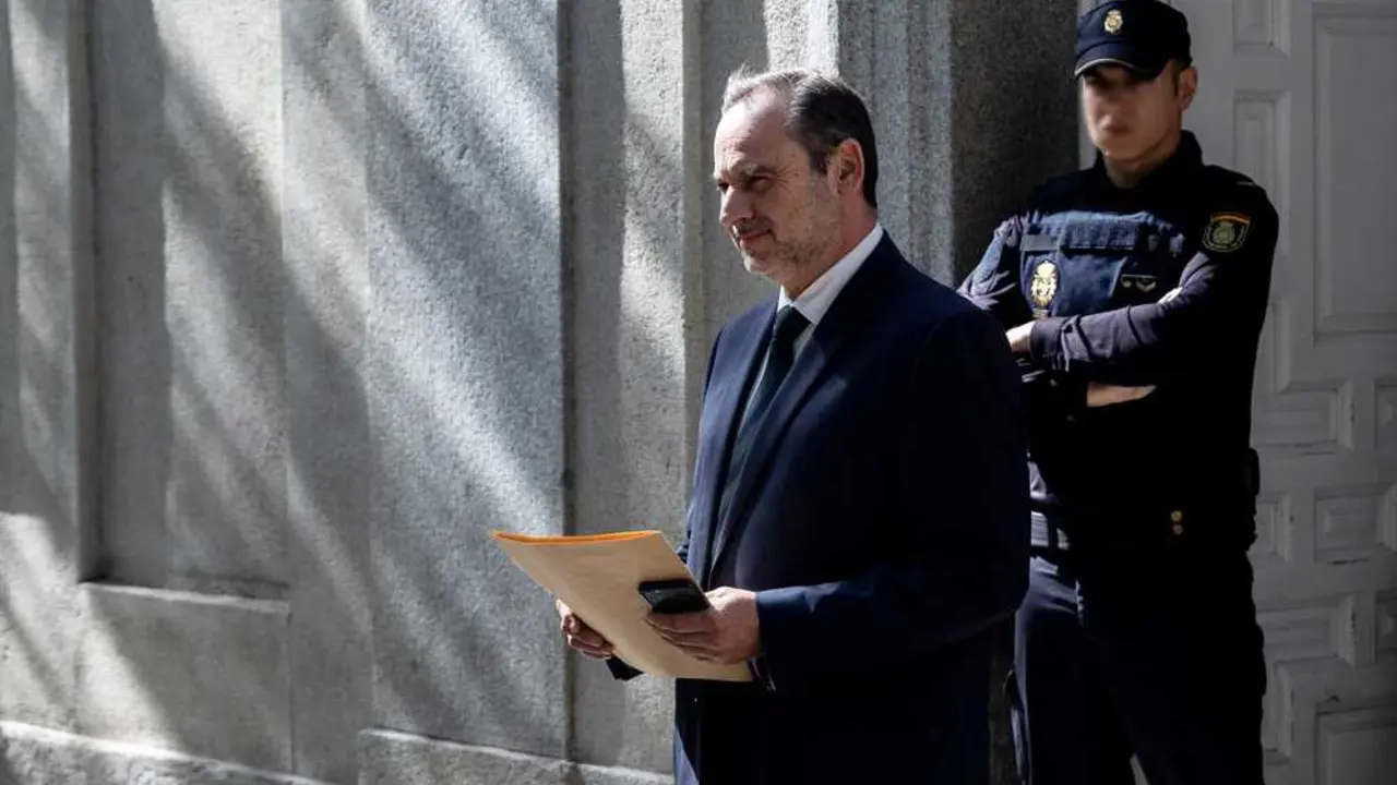 El exministro de Transportes Jos&eacute; Luis &Aacute;balos a su salida del Tribunal Supremo. / Eduardo Parra