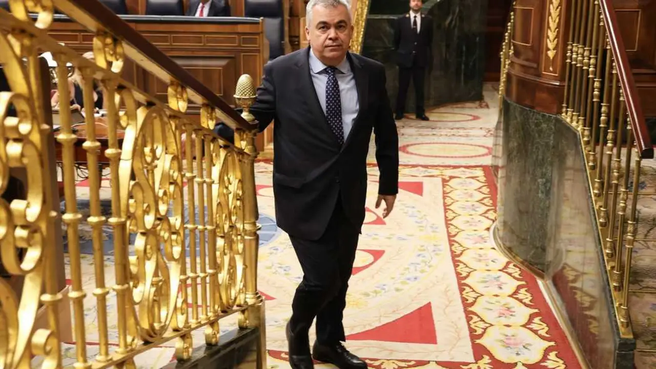 El exsecretario de Organizaci&oacute;n del PSOE, Santos Cerd&aacute;n, llega a una sesi&oacute;n de control al Gobierno. / Marta Fern&aacute;ndez