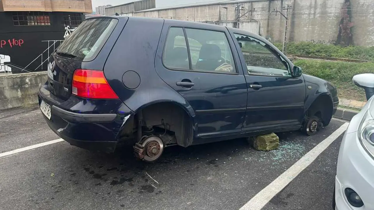El coche que apareci&oacute; en La Carmencita sin ruedas. / A.E.