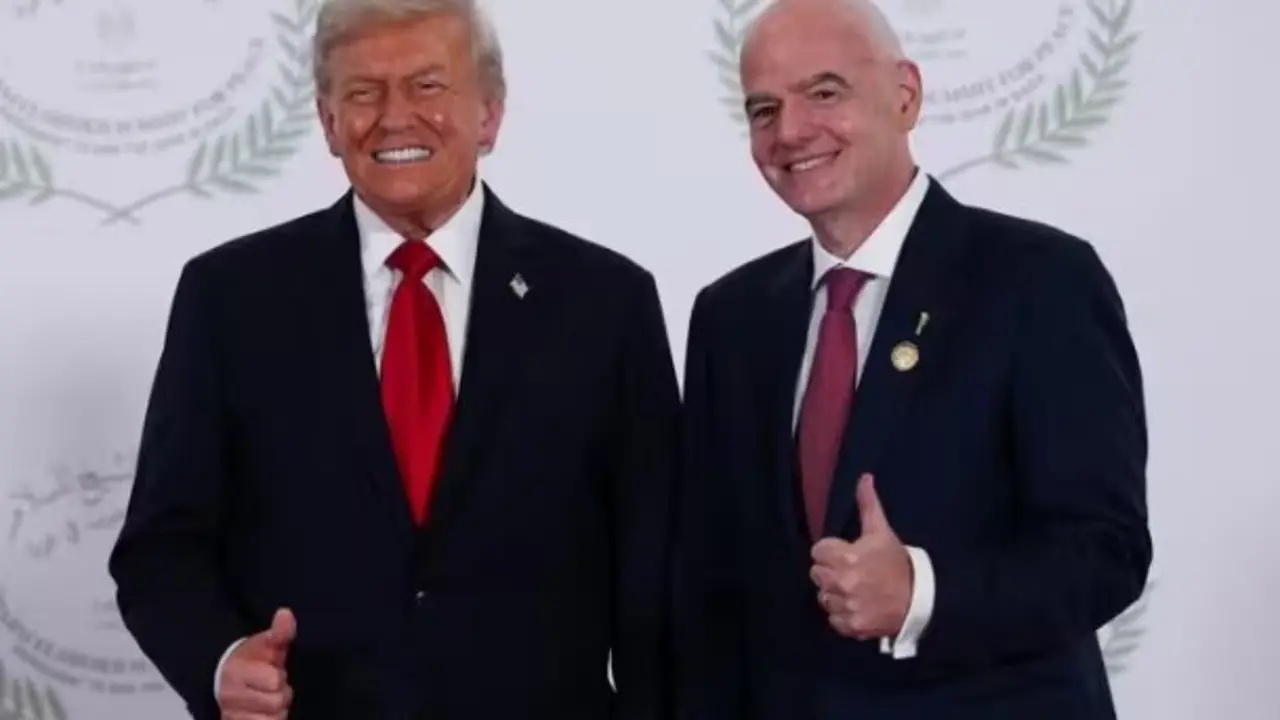 El presidente de la FIFA, Gianni Infantino (der.), y el presidente de Estados Unidos, Donald Trump, posan durante una cumbre sobre Gaza en Sharm el-Sheikh el 13 de octubre de 2025. Trump aterriz&oacute; en Egipto el 13 de octubre para una cumbre sobre Gaza, tras una visita rel&aacute;mpago a Israel tras la entrada en vigor del alto el fuego que negoci&oacute;. - Suzanne Plunkett/PA Wire/dpa