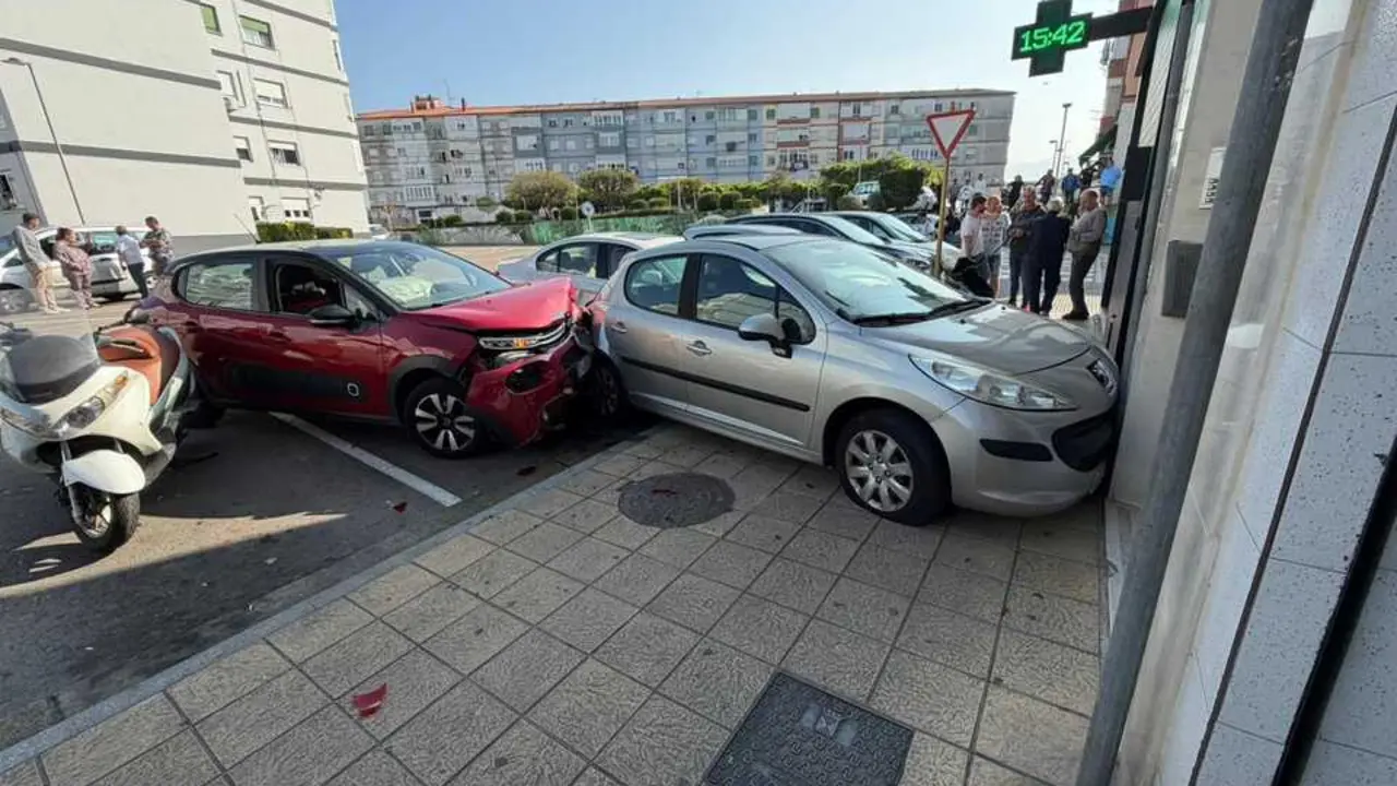 El aparatoso accidente en el barrio Covandonga. / A.E