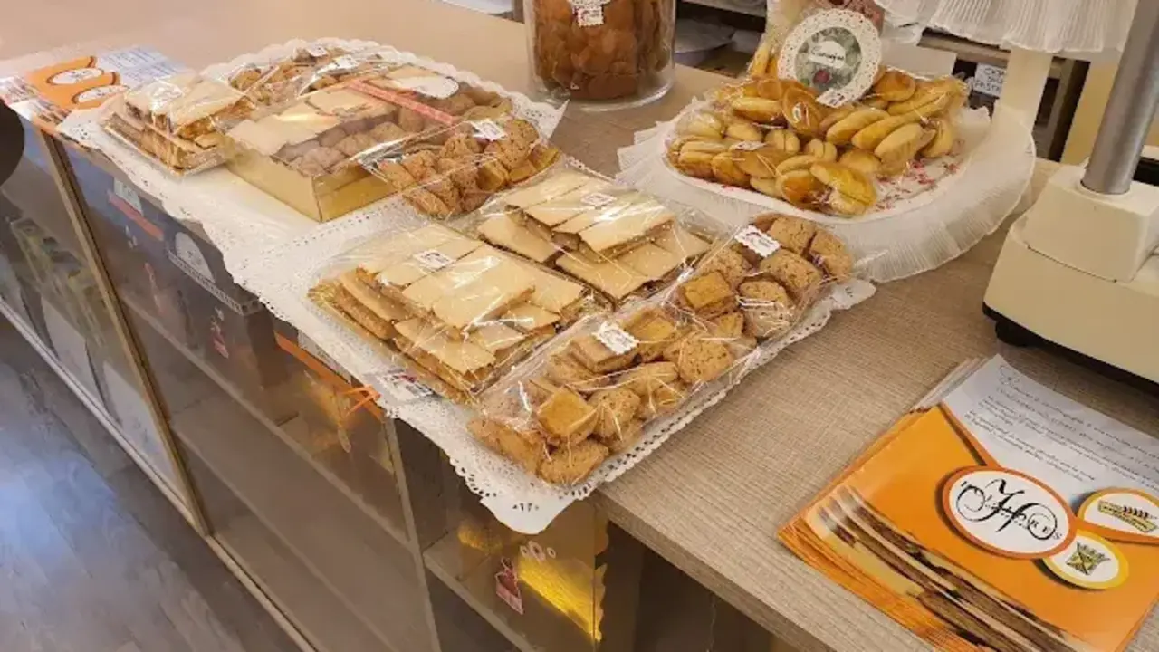 Algunos de los productos de una de las confiter&iacute;as m&aacute;s conocidas de Santander. / A.E