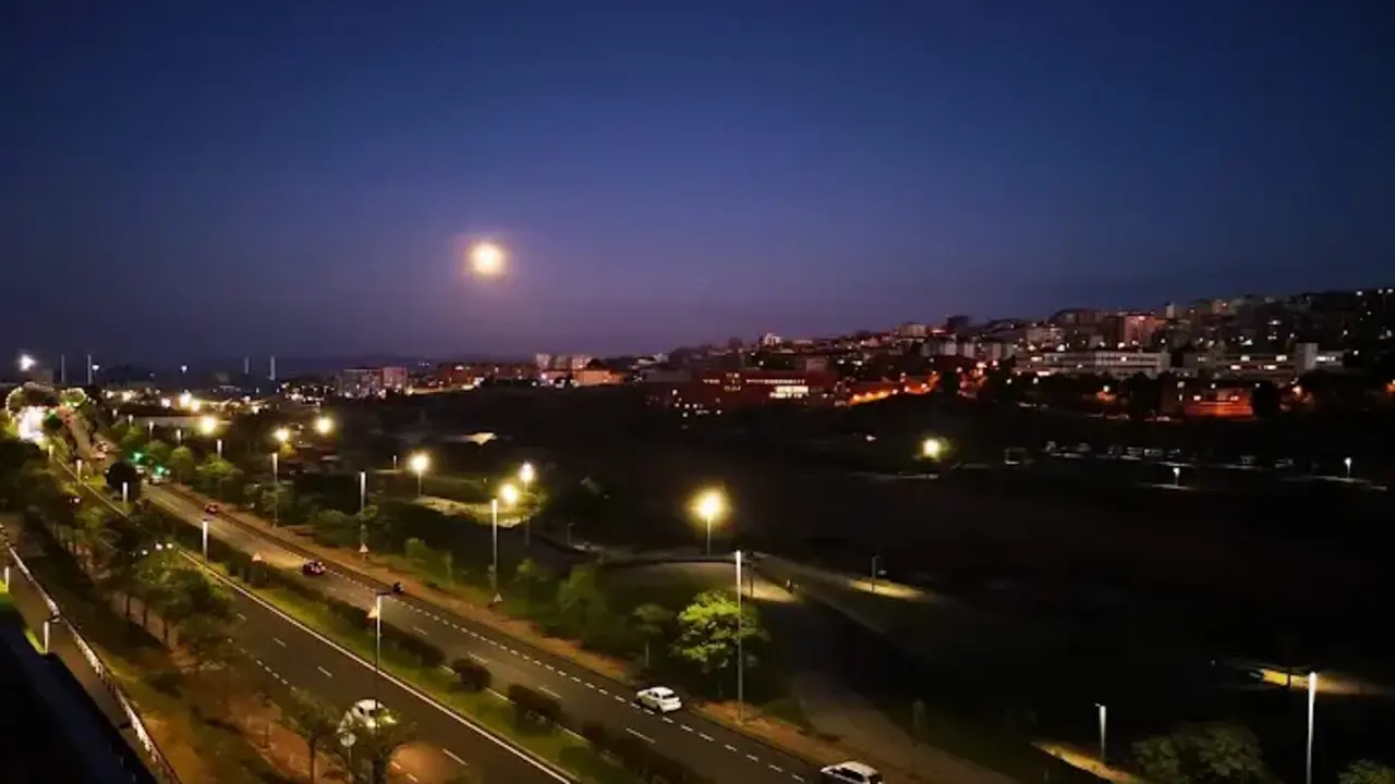 Vista a&eacute;rea de la S-20 y el parque de Las Llamas de noche. / A.E