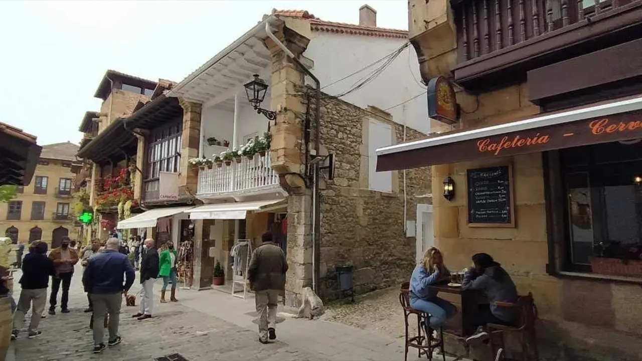 Varias personas caminan por Comillas. / EP