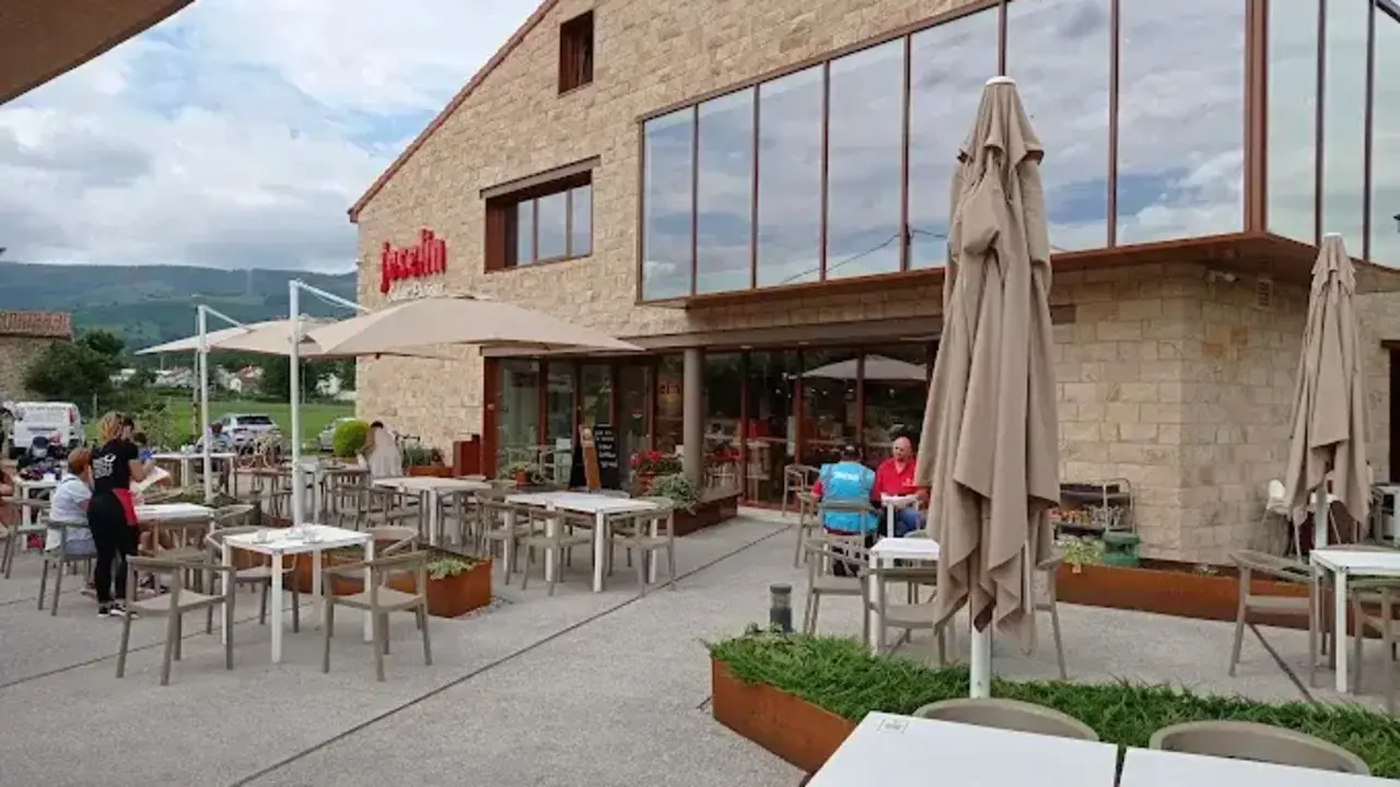 Josel&iacute;n, uno de los locales m&aacute;s reconocidos en Cantabria por sus sobaos. / A.E