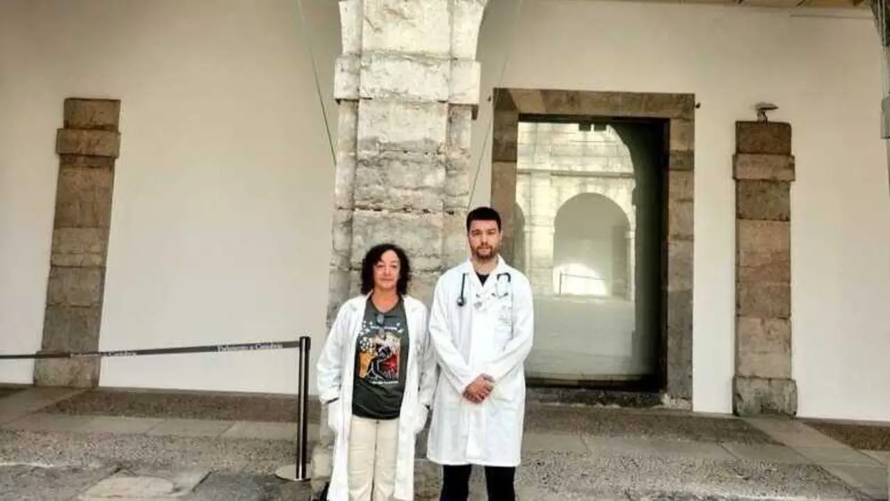 Dos miembros de STEC ataviados con batas de m&eacute;dicos. / STEC