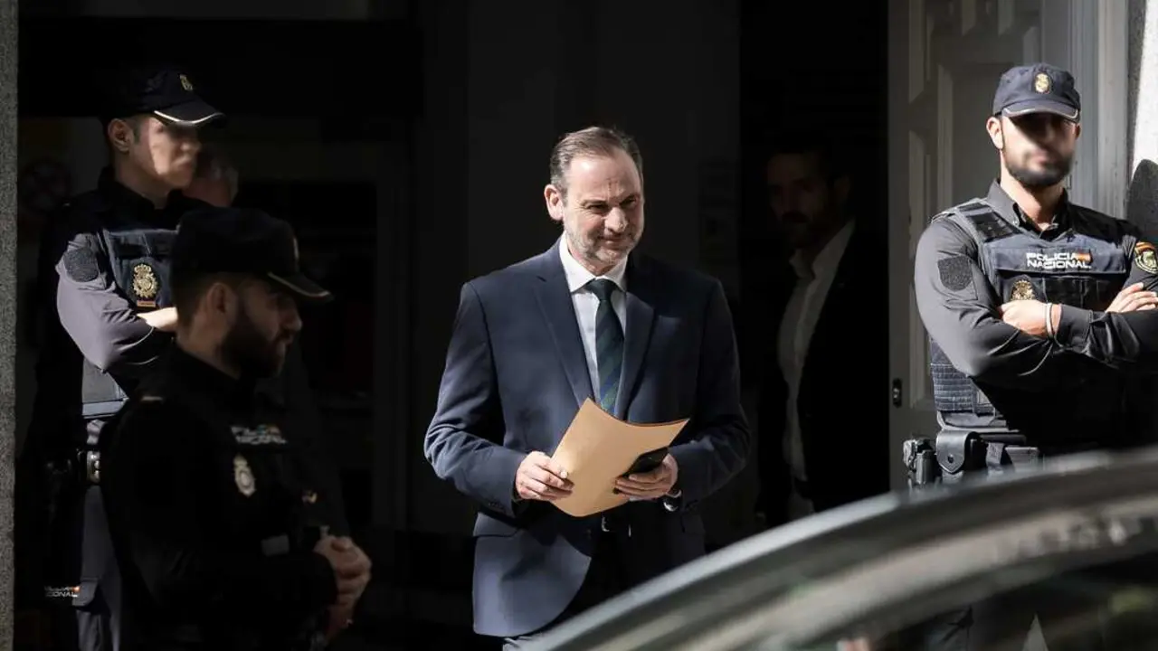 El exministro de Transportes Jos&eacute; Luis &Aacute;balos a su salida del Tribunal Supremo. / Diego Radam&eacute;s