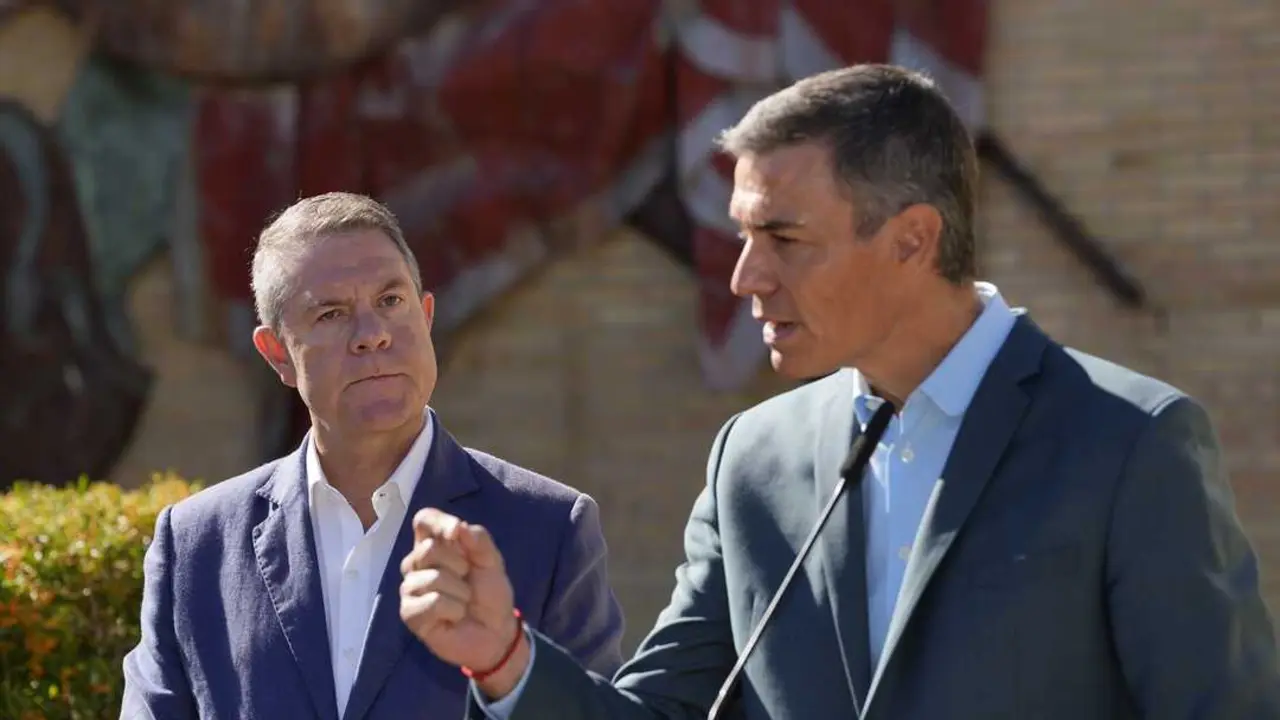 El presidente del Gobierno, Pedro S&aacute;nchez, acompa&ntilde;ado por el presidente de la Junta de Castilla-La Mancha, Emiliano Garc&iacute;a Page. / Lola Pineda