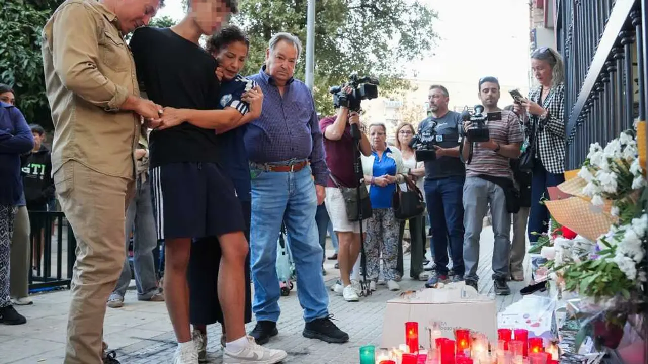 Concentraci&oacute;n por el suicidio de una chica de 14 a&ntilde;os v&iacute;ctima de acoso escolar en Sevilla. / Mar&iacute;a Jos&eacute; L&oacute;pez