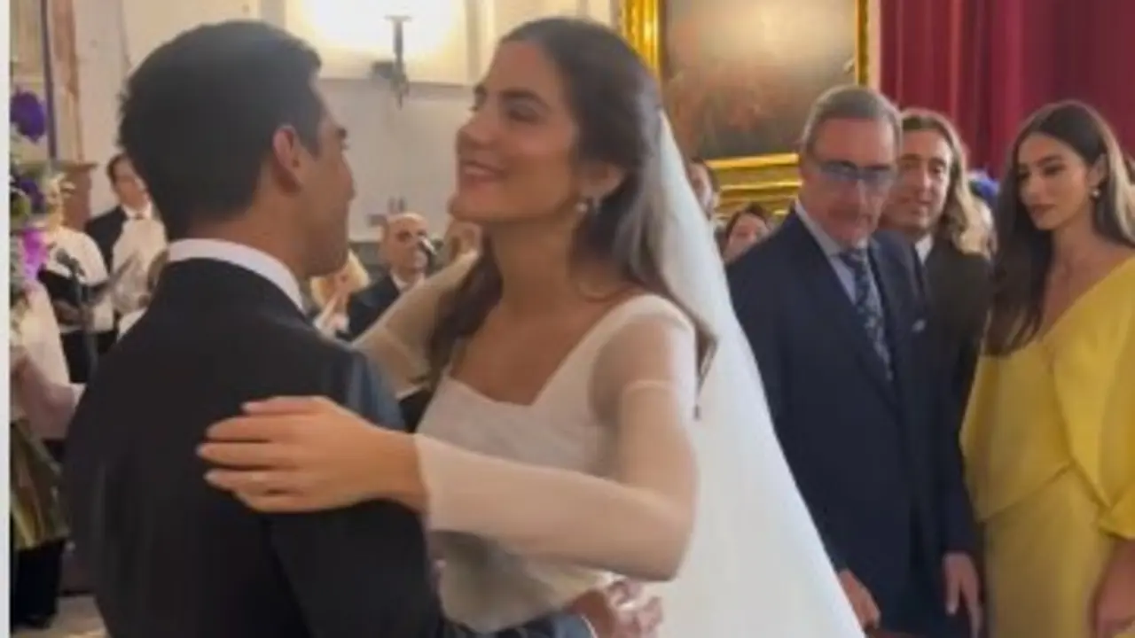 La novia encontr&aacute;ndose con el novio en el altar. / Instagram