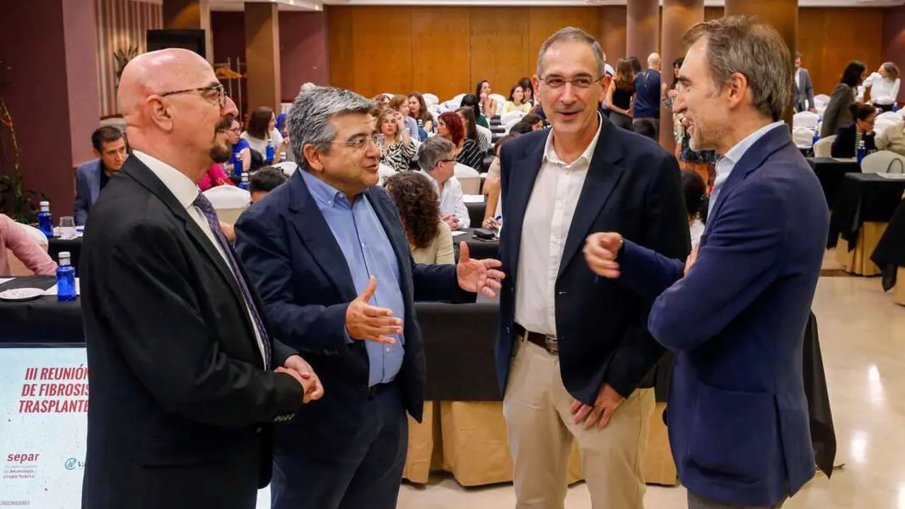 El consejero de Salud, C&eacute;sar Pascual, destac&oacute; el papel de Cantabria como referente nacional en el abordaje de la fibrosis pulmonar. / A.E