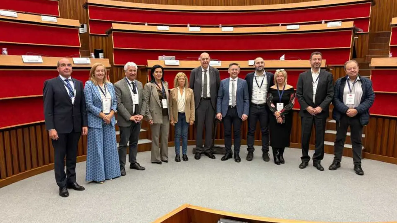 La presidenta del Parlamento de Cantabria, Mar&iacute;a Jos&eacute; Gonz&aacute;lez Revuelta, en la reuni&oacute;n del Grupo de Trabajo de la CALRE. / A.E