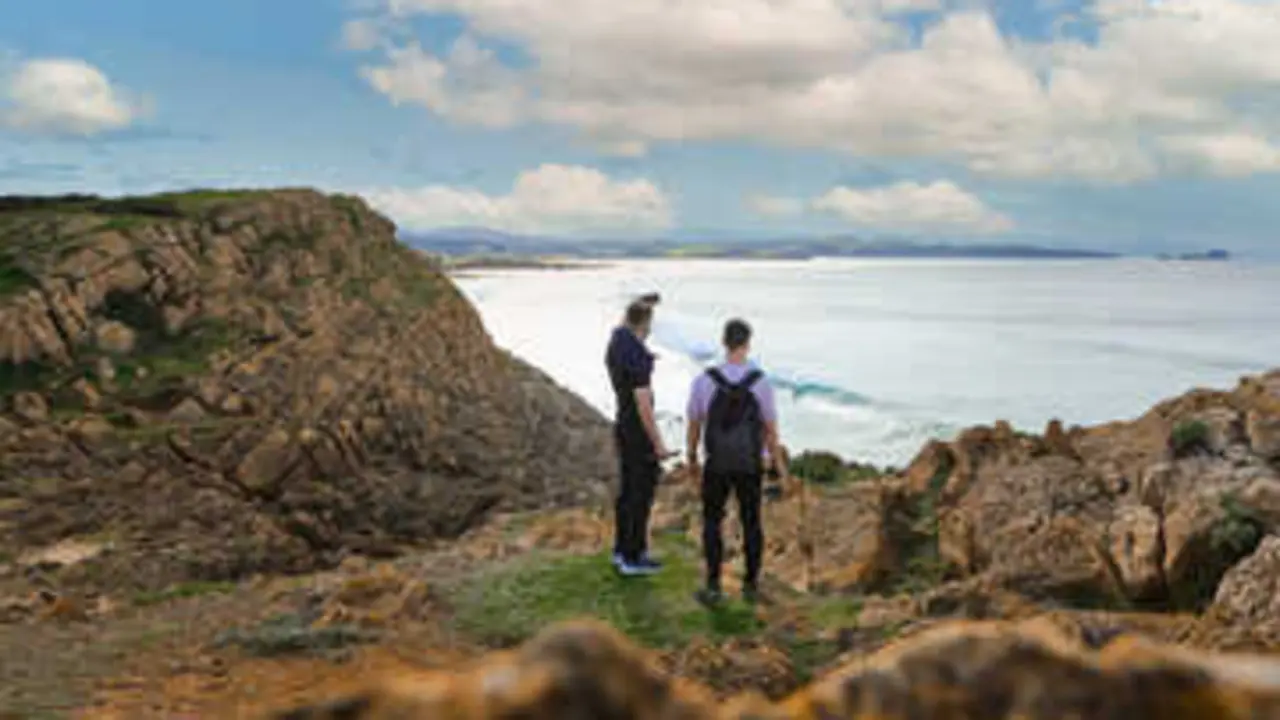 Dos turistas en Liencres. / A.S.P