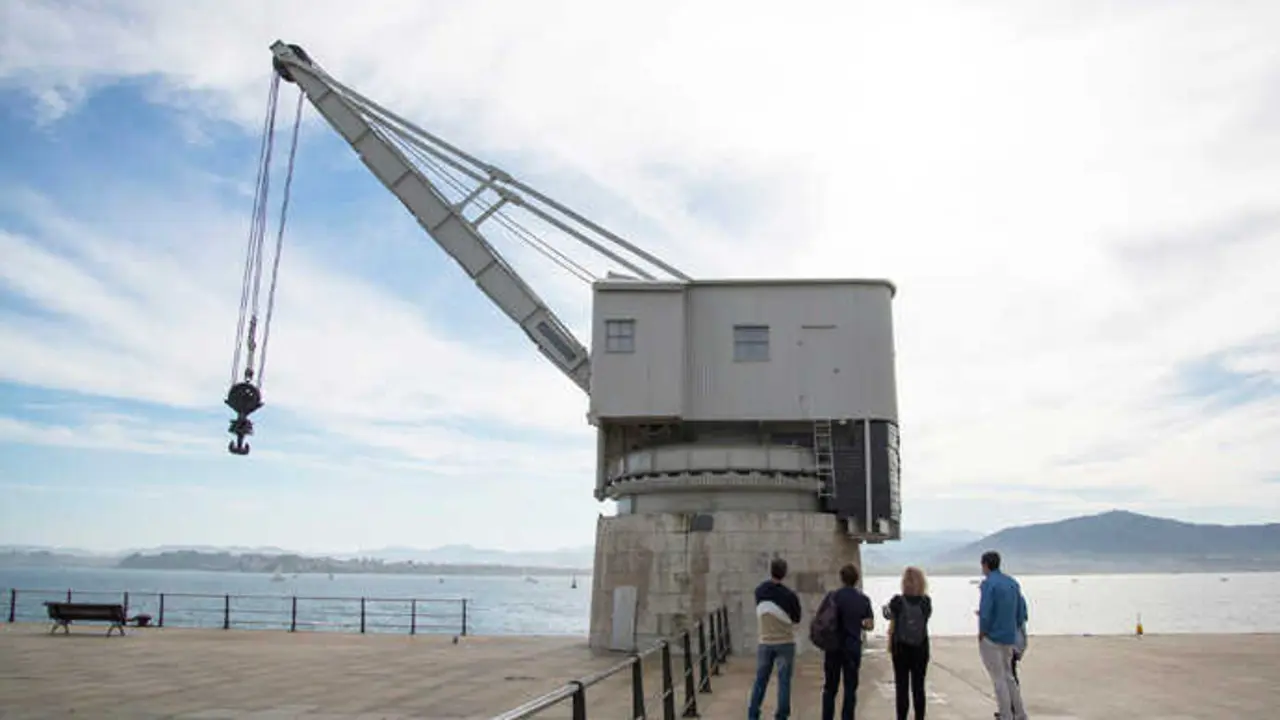 Paseo del proyecto 'DelasCallesunMUSEO' en la gr&uacute;a de piedra. / x