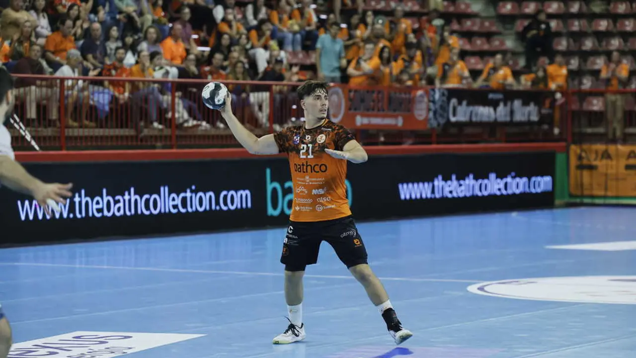 Isi Mart&iacute;nez, del Torrelavega. durante el partido. / BM Torrelavega