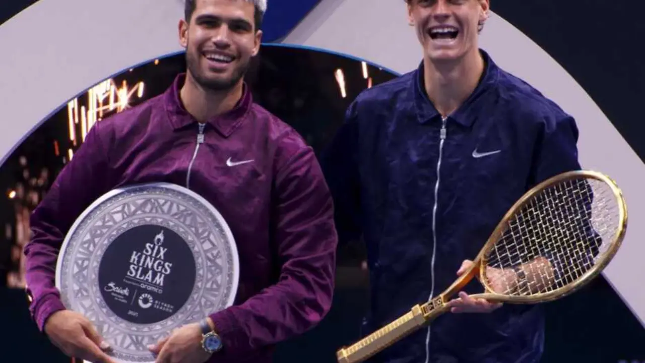 Jannik Sinner y Carlos Alcaraz con sus trofeos. / X