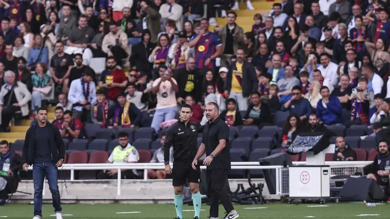 Hansi Flick durante el partido ante el Girona. / EP