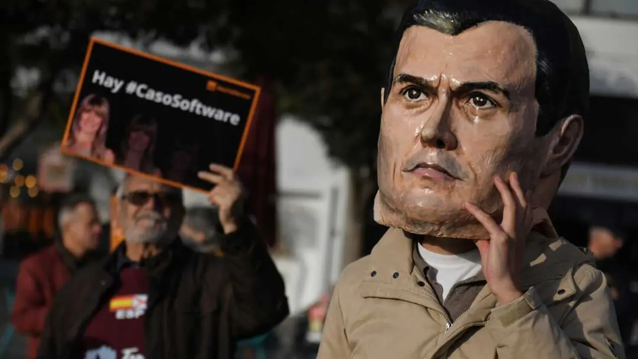 Manifestantes en contra de Pedro S&aacute;nchez en la entrada de los juzgados de Plaza de Castilla. / Fernando S&aacute;nchez