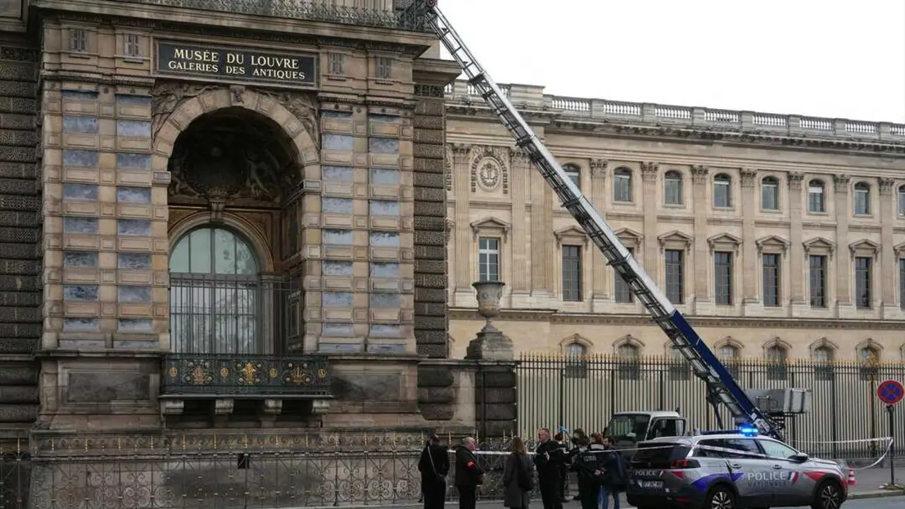 Agentes de polic&iacute;a junto a un montacargas utilizado por ladrones para entrar en el Museo del Louvre, en el Quai Fran&ccedil;ois Mitterrand. / Dimitar Dilkoff
