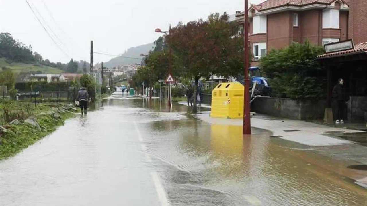 Varias personas caminan un d&iacute;a de lluvia. / EP