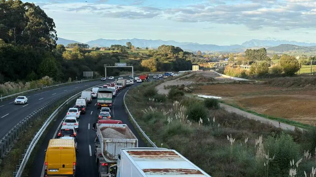 Veh&iacute;culos parados tras un accidente a la altura de Miengo. / S.D.