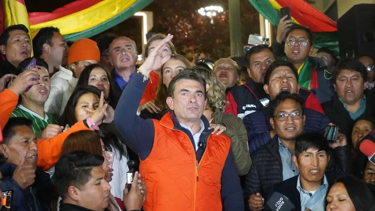 El candidato presidencial boliviano Rodrigo Paz Pereira (al frente) habla con sus partidarios en La Paz, Bolivia. / Javier Mamani