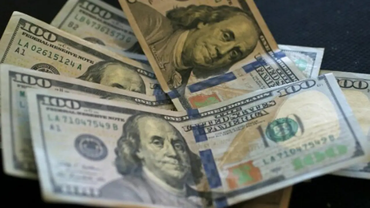 Varios billetes de diversas cantidades. / A.E.