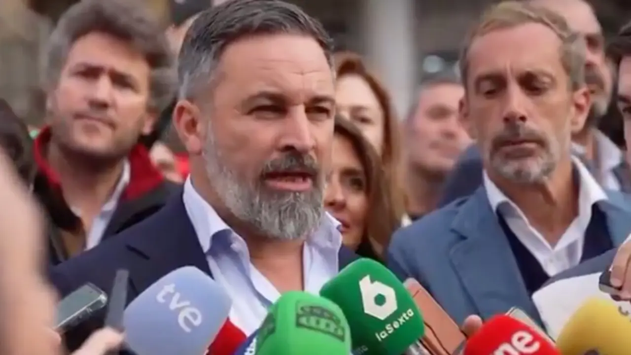 Abascal durante su comparecencia tras interponer la denuncia contra el PSOE. | Foto: Vox
