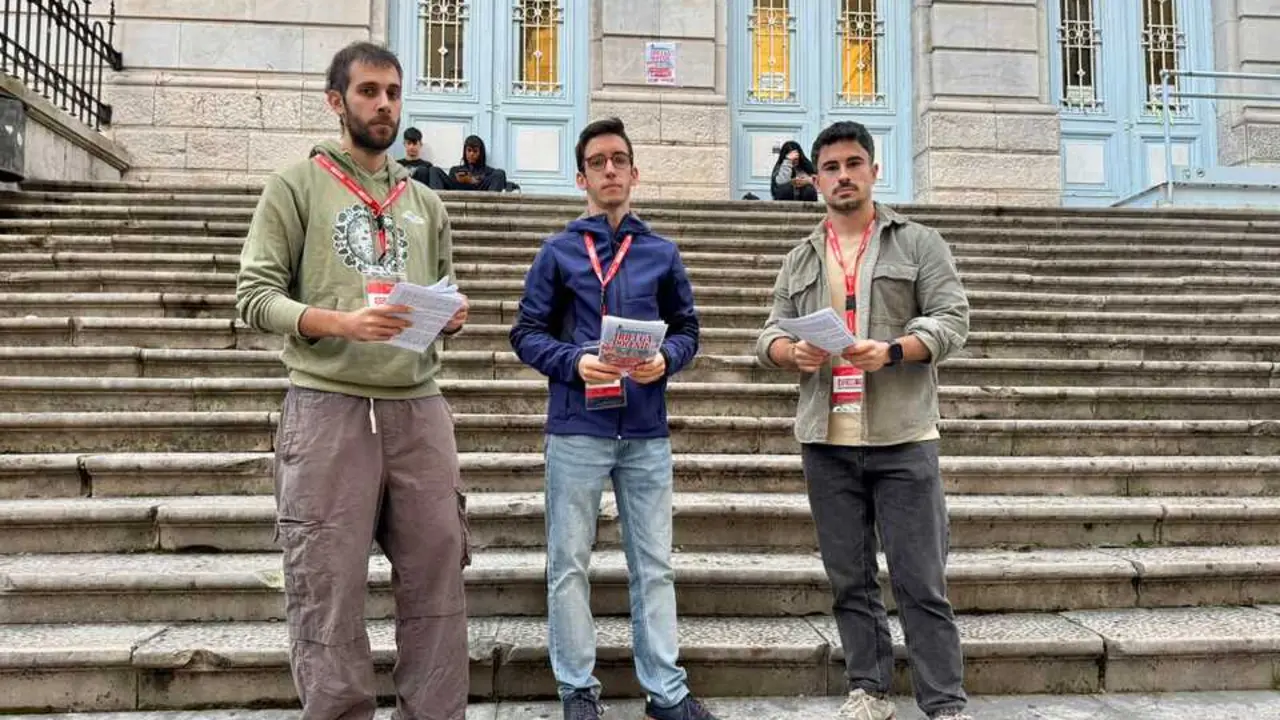 Representantes sindicales informan sobre el seguimiento de la huelga frente al IES Santa Clara de Santander, durante la primera jornada de paro docente en Cantabria. La protesta, convocada por ANPE, STEC, UGT y CCOO, reclama mejoras salariales, reducci&oacute;n de ratios y m&aacute;s medios para cubrir sustituciones.