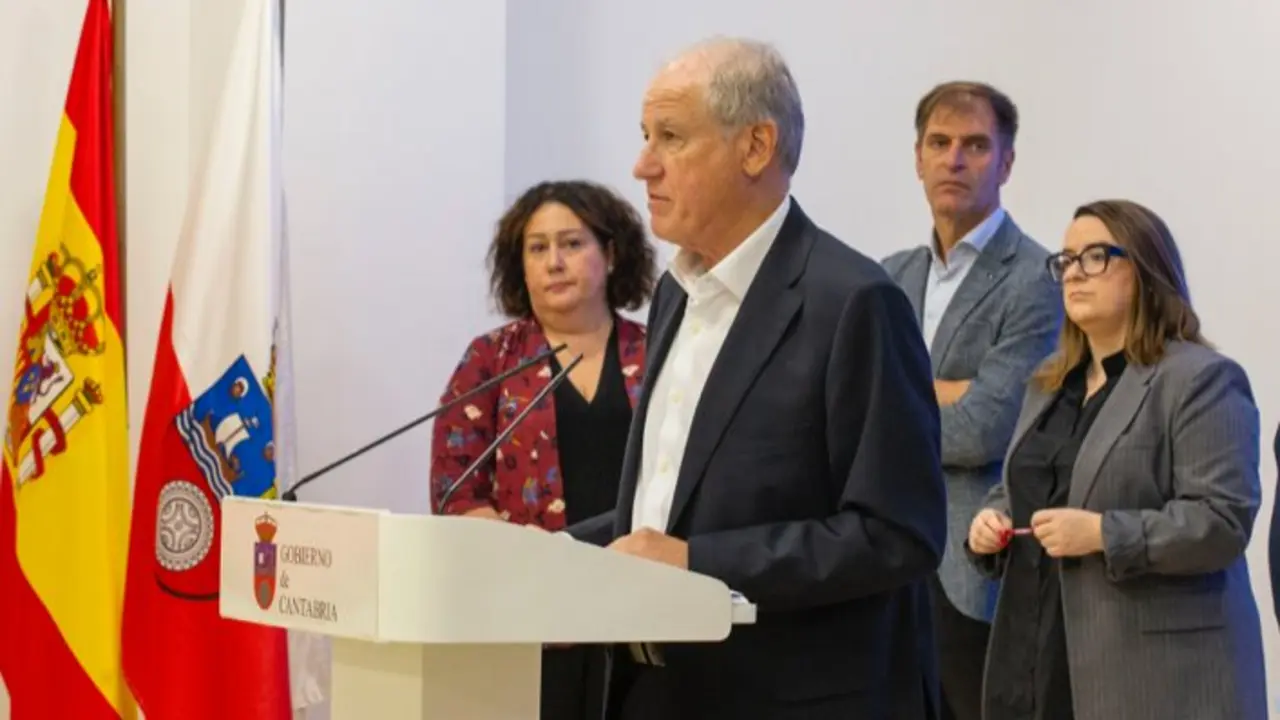 El consejero de Industria, Eduardo Arasti; los secretarios generales de CC OO y de UGT, Rosa Mantec&oacute;n y Mariano Carmona, respectivamente, y el presidente de CEOE-CEPYME Cantabria, Enrique Conde, tras la firma del documento en la sede del Gobierno en Pe&ntilde;a Herbosa.