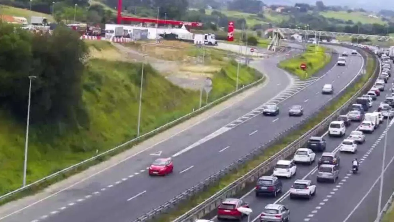 Varios coches en una de las carreteras c&aacute;ntabras. / EP