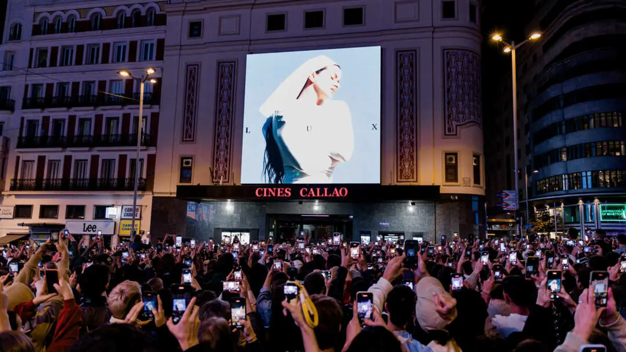 Decenas de personas observan la portada del nuevo &aacute;lbum de Rosal&iacute;a, 'Lux', en la plaza de Callao. / EP