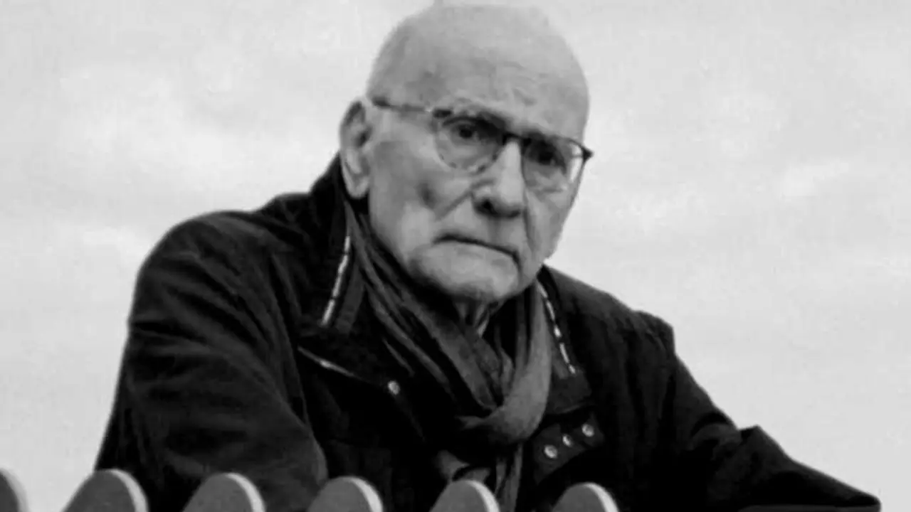 El director c&aacute;ntabro Mario Camus  tras la realizaci&oacute;n de una entrevista. / x