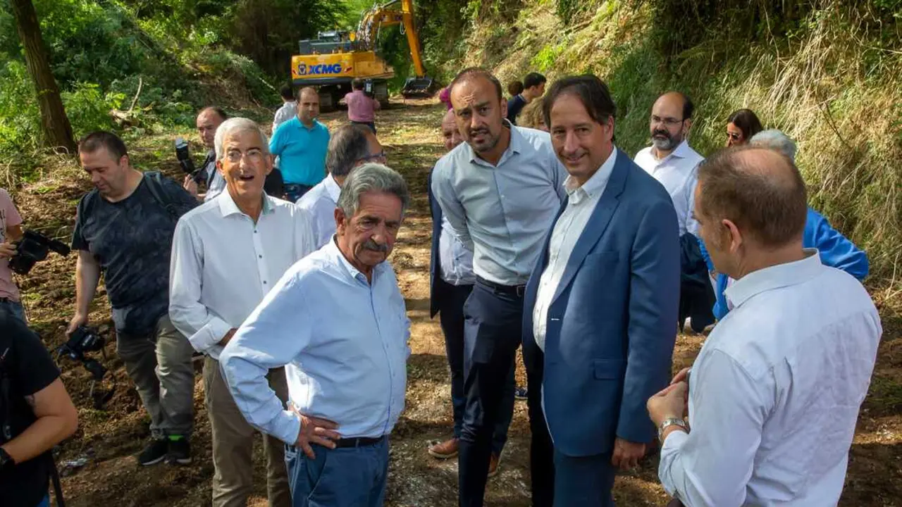 El expresidente c&aacute;ntabro, Miguel &Aacute;ngel Revilla; el exconsejero de Obras P&uacute;blicas, Jos&eacute; Luis Gochicoa; y los alcaldes de Torrelavega y Santillana del Mar, entre otros, en el inicio de las obras de la carretera. / Archivo / Alerta