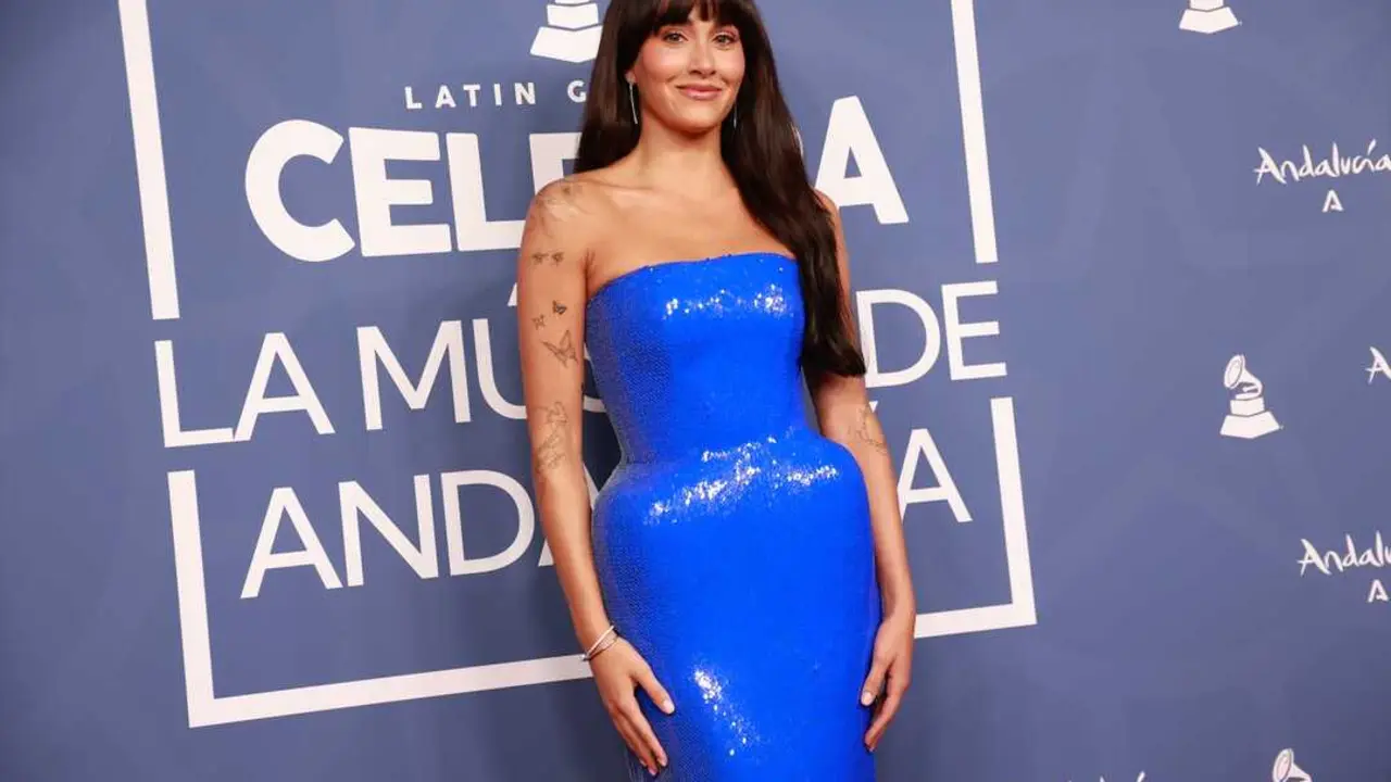 La cantante Aitana en el photocall de la gala de los Latin Grammy. / Roc&iacute;o Ruz